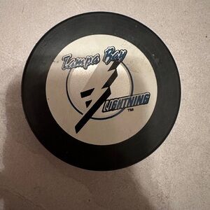 TAMPA BAY LIGHTNING NHL VINTAGE OFFICIAL SOUVENIR HOCKEY PUCK INGLASCO